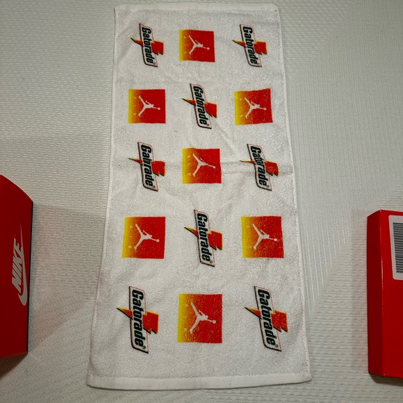 Air Jordan 1 Retro “Like Mike” - Picture 7 of 10